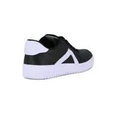 Championes negros acordonados con detalles en blanco en el lateral y la suela.