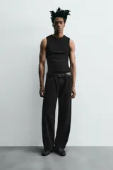 Pantalón de jean gris oscuro, corte amplio, con cinco bolsillos, efecto lavado y cierre frontal con cremallera y botón.