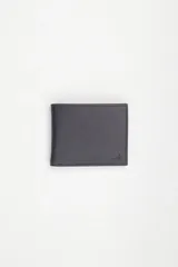 Billetera Levi's de cuero sintético color negro, con costuras a tono y logo de la marca grabado en la esquina inferior derecha.