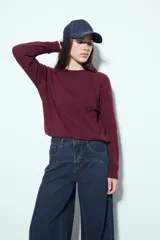 Jean ancho de tiro medio, color azul oscuro, con corte wide leg y paneles de costura visibles en las piernas.