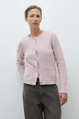 Chaqueta de punto color celeste claro, de manga larga y corte ajustado, con cuello redondo y cierre frontal de botones metálicos plateados. El tejido presenta un patrón texturizado horizontal.