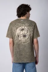 Remera gris con efecto gastado, corte semi-oversize y estampado pequeño en el pecho con un diseño de un girasol.