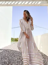 Vestido largo tipo túnica con rayas verticales color beige y crudo, escote en V con lazos y mangas 3/4.