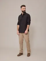 Camisa blanca de manga larga, confeccionada en algodón.