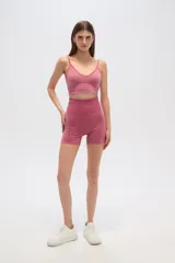 Short deportivo gris con cintura alta acanalada y corte ajustado al cuerpo.