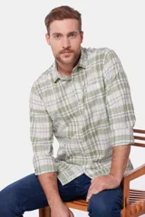 Camisa de manga larga con estampado a cuadros en tonos verde y blanco.