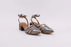 Sandalias doradas de cuero sintético con tiras de tela transparente y tacón de madera.