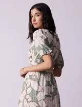 Vestido midi de gasa con estampado floral en tonos azul y beige, escote en V, cintura elastizada, mangas cortas con puño elastizado y forro interno a tono.