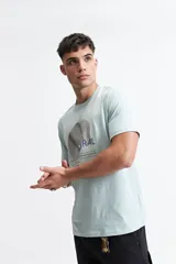 Remera celeste de manga corta con cuello redondo y estampado en el frente.