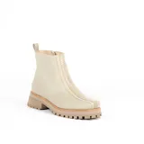 Botas cortas color marrón de cuero vacuno con suela track negra de goma. Presentan cierre lateral con cremallera YKK y puntera cuadrada.