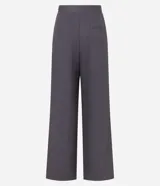 Pantalón de vestir gris oscuro, de corte recto y tiro alto, con pinzas delanteras, bolsillos laterales y ajuste lateral con hebilla.
