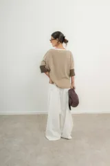 Pantalón marrón de tencel, corte ancho con pinzas y bolsillos laterales.