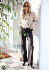 Pantalón de jean gris oscuro con corte recto, bolsillos delanteros y alforza central.