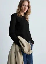 Camisa negra de algodón con cuello redondo y mangas largas.