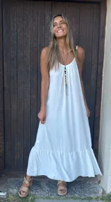 Vestido largo blanco de seda con breteles finos.