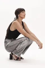 Blusa tejida negra de breteles finos y escote redondo.