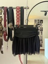 Pollera corta de color negro con diseño en tull y cintura elástica.