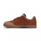 Championes grises de skate marca Etnies, modelo Marana, con logo blanco en el lateral, cuello acolchado con interior azul y suela blanca con base marrón.