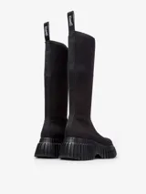 Bota de media caña color negro, confeccionada en tejido TENCEL Lyocell, con plantilla reciclada OrthoLite y suela XL EXTRALIGHT de EVA. Presenta un tacón de 6,6 cm y forro interior textil con mezcla de fibras sostenibles.