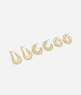 Set de tres pares de aros dorados con cierre de tornillo. Incluye un par de aros tipo argolla gruesa, un par de aros tipo argolla fina y un par de aros con forma abstracta.