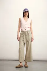 Pantalón blanco de corte ancho, con bolsillos laterales y lazo en la cintura.