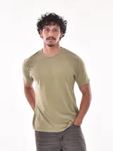 Remera verde militar de corte clásico y cuello redondo.