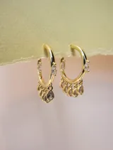 Aros tipo argolla en plata 925 con baño de oro 18k y siete circonias con forma de gota colgando.