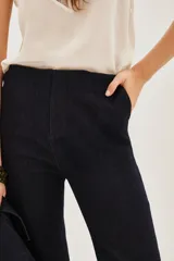 Pantalón de jean azul oscuro, de corte recto y tiro alto.