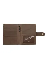 Billetera porta pasaporte de cuero en color negro carbón, con cierre de solapa y botón a presión metálico. Presenta costuras decorativas y un diseño compacto y funcional.