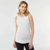 Camiseta blanca de algodón con sisas anchas, ideal para usar durante el embarazo.