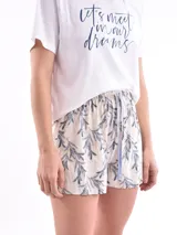 Conjunto de pijama rosa con estampado floral, compuesto por una remera de mangas cortas con cuello redondo y un short con cintura elástica.