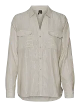 Camisa color beige con rayas verticales plateadas, de corte holgado, manga larga, cuello camisero y cierre frontal con botones. Tiene dos bolsillos de parche en el pecho.