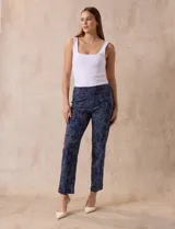 Pantalón recto de gabardina elastizada con estampado floral multicolor. Pretina ancha elastizada. Marca Zac & Rachel.