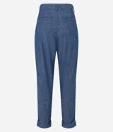 Pantalón recto de jeans azul con bolsillos y bajo plegado.
