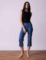 Pantalón capri de denim azul, marca Ruby Rd. Pretina ancha elastizada, bolsillos simulados delanteros, bolsillos aplicados traseros y ruedo desflecado.