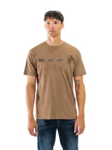 Remera celeste con estampado circular en el pecho, con texto en verde y negro.