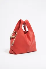Bolso de mano mediano Bimba y Lola, color rojo, de cuero vacuno con estructura blanda. Tiene doble asa corta, logo metálico, bolsillo interior y cierre con cordón ajustable.