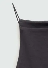 Top gris con tirantes finos, cuello halter y corte ajustado.