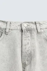 Pantalón de jean negro de corte amplio, estilo balloon fit, con cinco bolsillos y cierre frontal con botones.