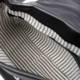 Bandolera negra de cuero con correa ajustable, acceso con solapa y logo metálico en el frente.