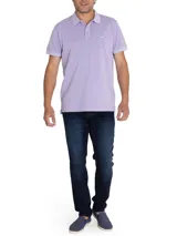 Remera tipo polo celeste de algodón orgánico con cuello clásico y tapeta de dos botones. Presenta un pequeño logo bordado de un pato en el pecho.