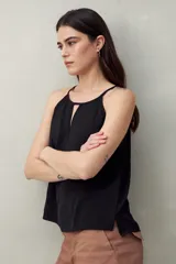 Musculosa negra con breteles finos y escote con abertura en forma de gota.