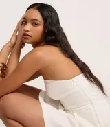 Enterito corto blanco de bengalina, con escote corazón y sin breteles.