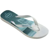 Ojotas Havaianas con base blanca estampada con palmeras y tiras verdes.