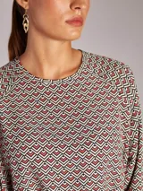 Blusa de rayón de corte regular, con cuello a la base, espalda abierta y cierre con botón en el cuello.