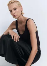 Falda midi marrón de tejido satinado, corte recto y cintura elástica.