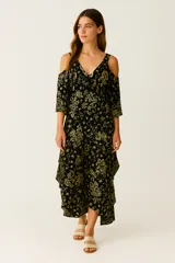Vestido midi negro con estampado floral dorado, escote en V y mangas 3/4 con hombros descubiertos.