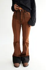 Pantalón jean oxford de tiro alto, color azul oscuro con desgaste en los muslos y rodillas. Presenta alforzas en el delantero y dobladillo en la botamanga.