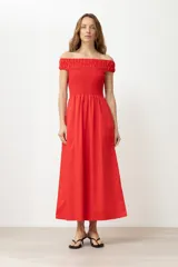 Vestido midi rojo con escote bardot, corte recto y bolsillos laterales.
