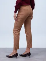 Pantalón de gabardina elastizada azul marino, marca Zac & Rachel, de corte recto, pretina ancha pespunteada y largo al tobillo. Tiene bolsillos simulados.